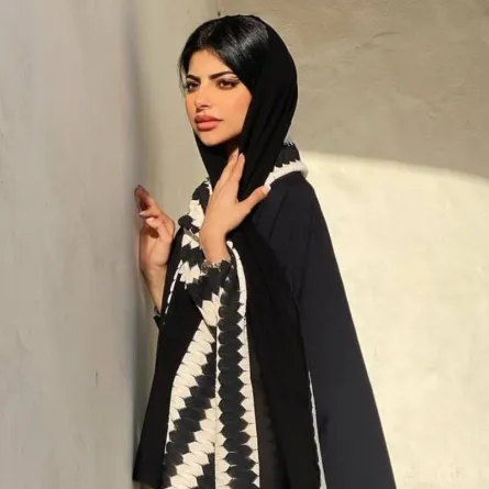 موديلات عبايات باللونين الأسود والبيج