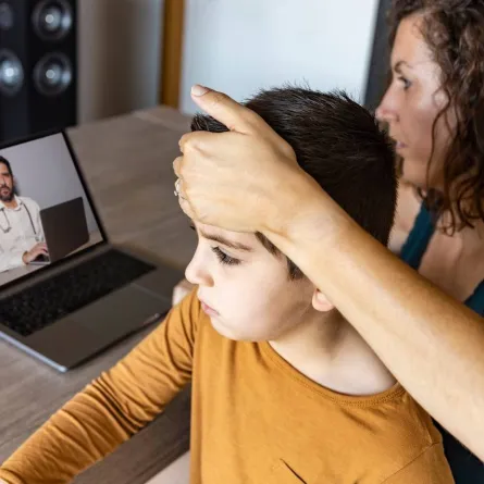 صورة طفل مصاب بالحمى