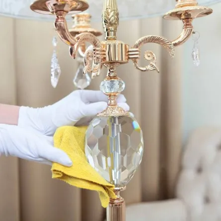 الثريّا السقفيّة الكريستال تستوجب ارتداء زوجين من القفازات البيض، أثناء التنظيف