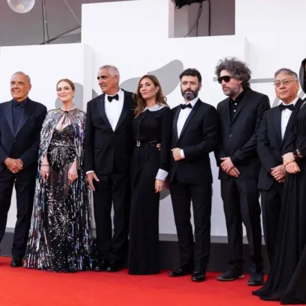 رئيس المهرجان ومدير المهرجان مع أعضاء لجنة التحكيم الستة- الصورة من حساب المهرجان La Biennale على تويتر