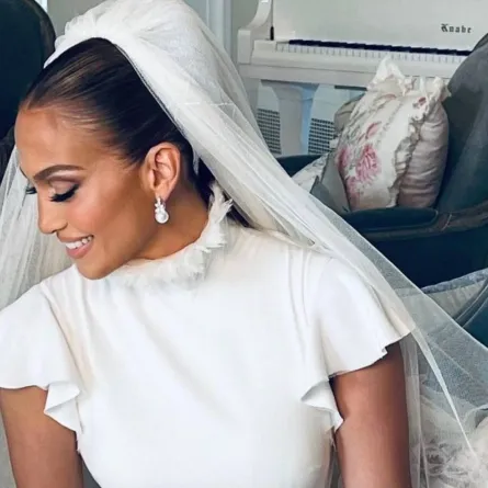 جينيفر لوبيز في يوم زفافها- الصورة من حساب JLO Beauty على إنستغرام