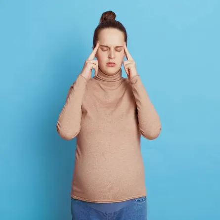 صورة لامرأة حامل تعاني من القلق