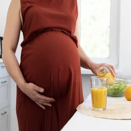 صورة لامرأة حامل تتناول عصير البرتقال