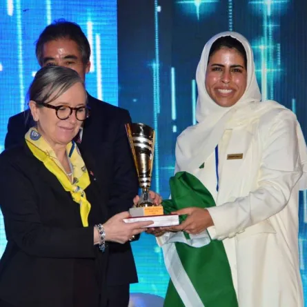 لحظة تكريم حصة الهويش بالمركز الثالث - الصورة من حسابها على تويتر