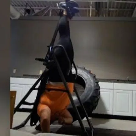 أمريكية تستعين بالشرطة لتحريرها، بعد أن علِقت في آلة رياضية