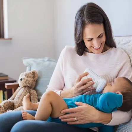 صورة لأم ترضع طفلها