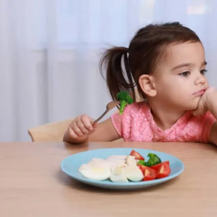 صورة لطفلة لا تحب البيض رغم فوائده