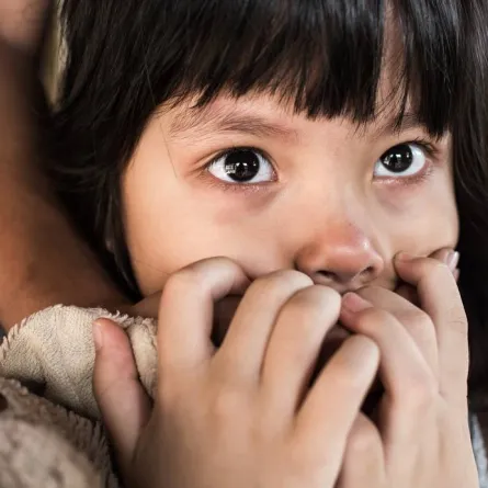 صورة لتكميم فم الطفلة