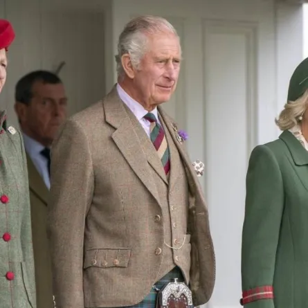 الأمير تشارلز في حضور دورة الألعاب الأسكتلنديه وبجانبه زوجته كاميلا وشقيقته الأميرة آن- الصورة من حساب Clarence House على إنستغرام