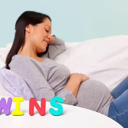 صورة لحامل سعيدة بحملها بتوأم