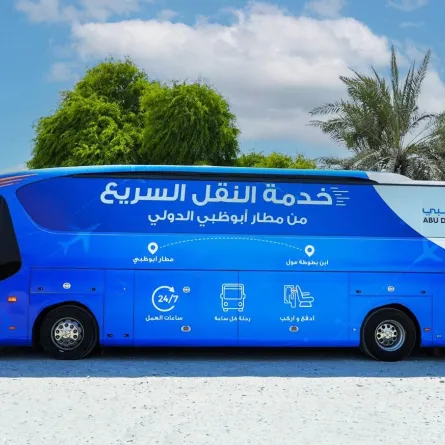 خط سريع للحافلات لمسافري "ويز إير" من دبي إلى مطار أبوظبي الدولي. الصورة من "وام"