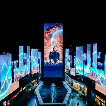 عرضت على جميع شاشات البوليفارد بث للعازفة Kayan، الموسيقية