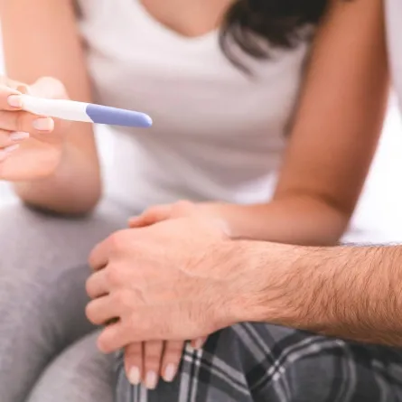 صورة لزوجين سعيدين بخبر الحمل