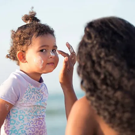 صورة لأم تضع كريما مضادا للتهيج لطفلها