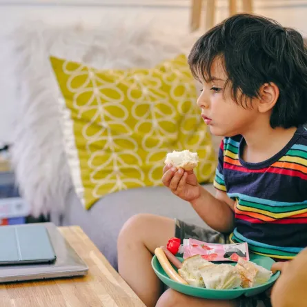 صورة لطفل يأكل