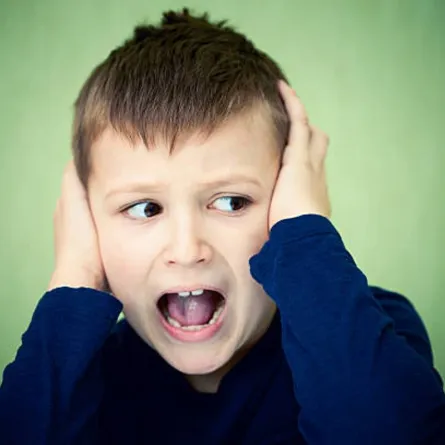صورة لطفل يشعر بالخوف من صوت  عال