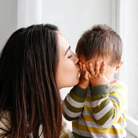 صورة لأم تعلم طفلها أن يعبر عن مشاعره