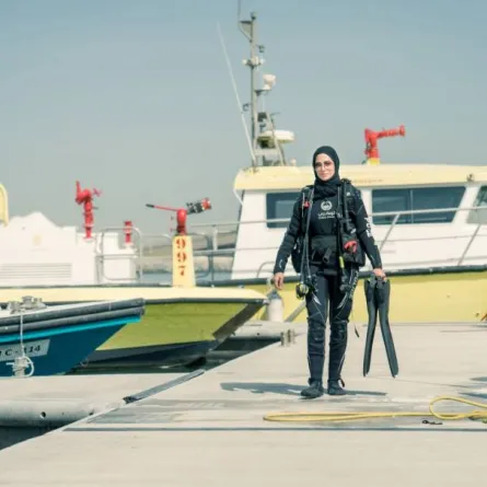 تعد من أوائل صف الأفراد من العنصر النسائي الملتحقات بفريق الخيالة وفريق المتفجرات . الصورة من تويتر شرطة دبي