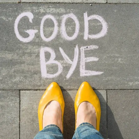 صورة تعبيرية عن خروج الأم من المنزل