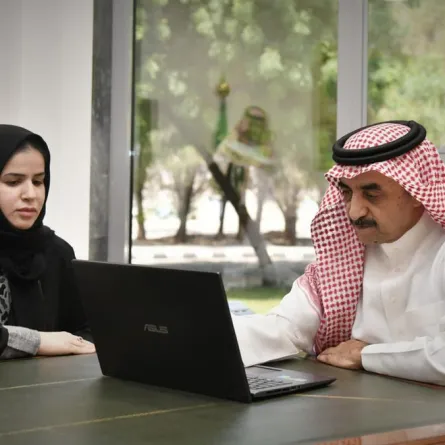 رئيس جامعة أمِّ القُرى يُدشِّن منصَّة مستشارك الإلكترونيّ