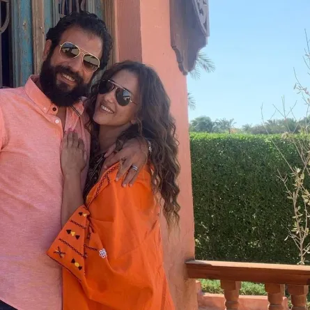 حنان مطاوع برفقة زوجها أمير اليماني - صورة من صفحتها الرسمية على انستغرام 