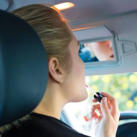 مخاطر تطبيق الماكياج أثناء القيادة؛ حتى وسيارتكِ متوقفة