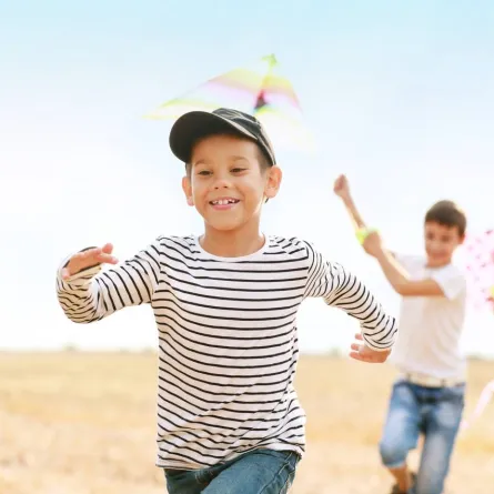 صورة لأطفال يلعبون في الهواء الطلق