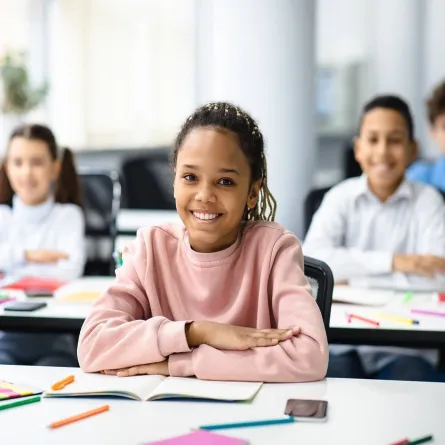 صورة لطلاب يجلسون في الفصل