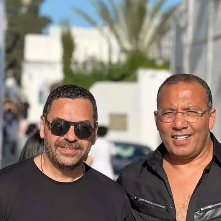 المخرج طارق العريان  مع كاتب نص المسلسل خالد صالح في صورة لهما في سيدي بوسعيد بتونس- الصورة من حساب المخرج على الفيسبوك