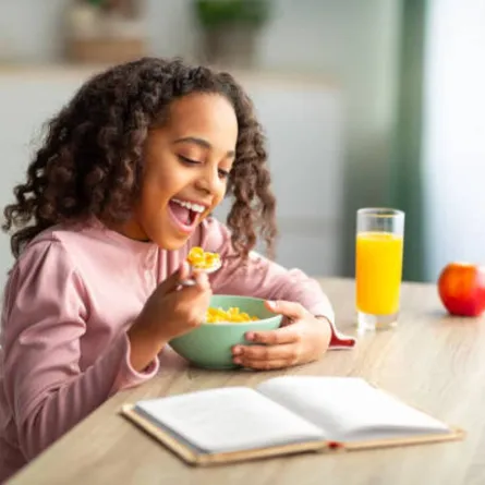 صورة لطفلة تتناول وجبة الإفطار