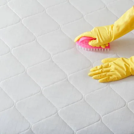 الخلّ يُستخدم في نزع البقع عن مرتبة السرير