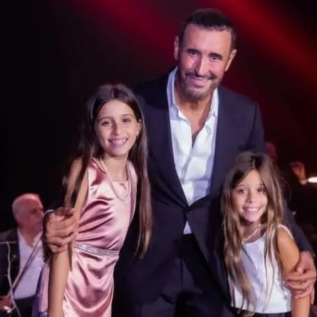 كاظم الساهر وحفيدتاه - صورة من حسابه على انستغرام