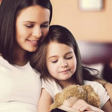 صورة لطفلة وأمها