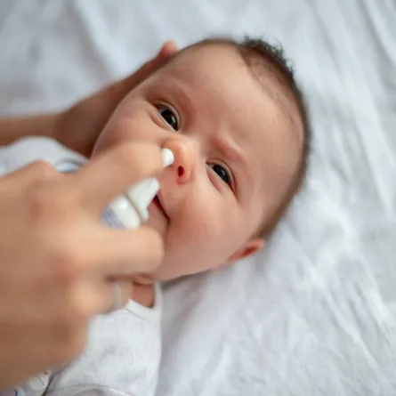 صورة لطفل مصاب بانسداد بالأنف