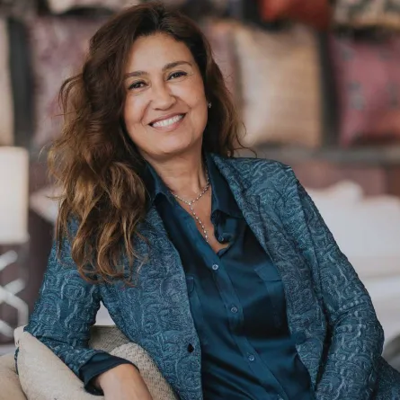 المصمّمة المصريّة منى حسين 