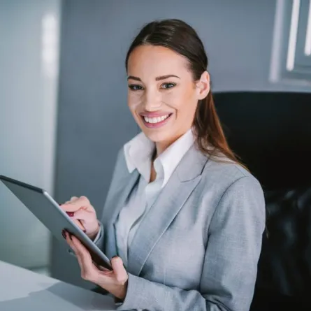 موظفة إيجابيّة في سلوكها