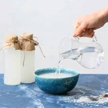 نقع الأرز في الماء 