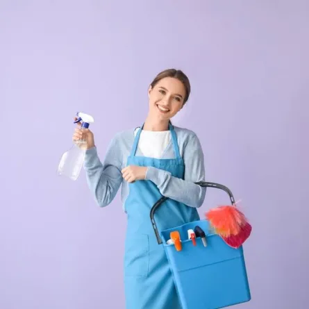 امرأة تؤدي أعمال المنزل