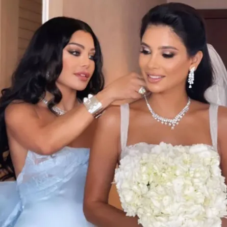 هيفاء وهبي مع شقيقتها العروس -الصورة من حساب عليا شقيقة هيفاء وهبي على إنستغرام