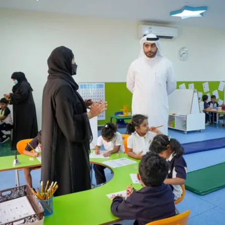 لقاء محمد القاسم مع المعلمين أثناء جولته الميدانية. الصورة من "وام"