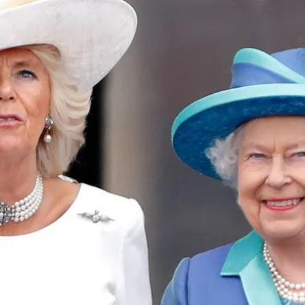 الملكة إليزابيث وكاميلا- الصورة من موقع Nicki Swift