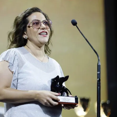 مخرجة فيلم نزوح تتسلم جائزة الجمهور في مهرجان فينيسيا الدولي-الصورة من حساب المهرجان على إنستغرام