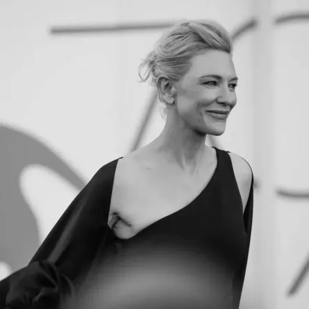 الأسود يطغى على إطلالات مهرجان البندقية