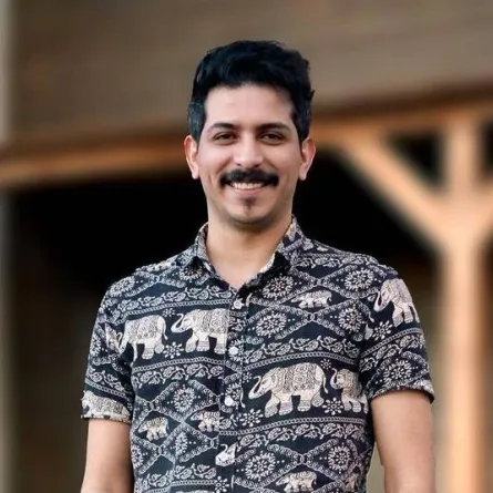 أيمن مطهر - صورة من صفحته الرسمية على انستغرام