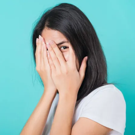 صورة لمراهقة خجولة