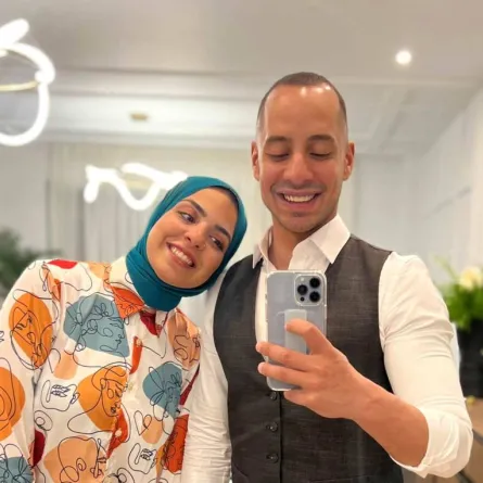 عمرو وهبة وزوجته - الصورة من صفحته الرسمية على الفيس بوك