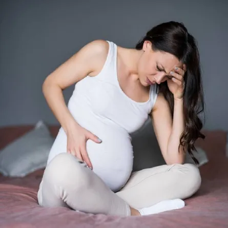 صورة لامرأة حامل تعاني من آلام بالمعدة