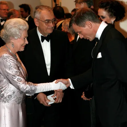 دانيال كريج والملكة إليزابيث