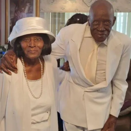 زوجان مسنان محبان