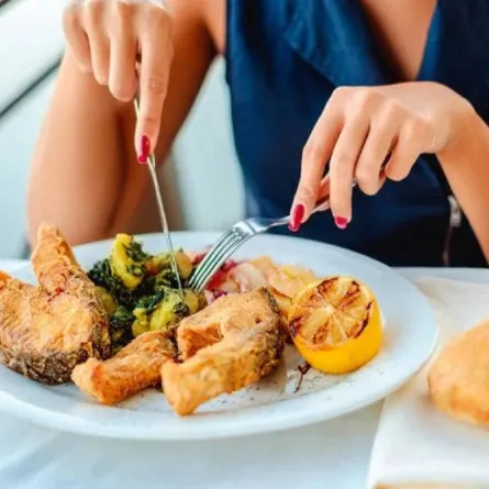 صورة لحامل تتناول السمك